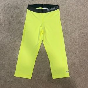 WOMEN’S NIKE CROP PANTS SIZE SMALL
